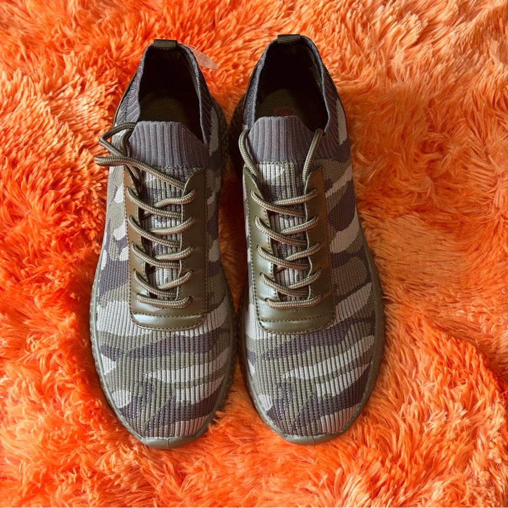Blondo Camouflage Lace-Up Sneakers (10)